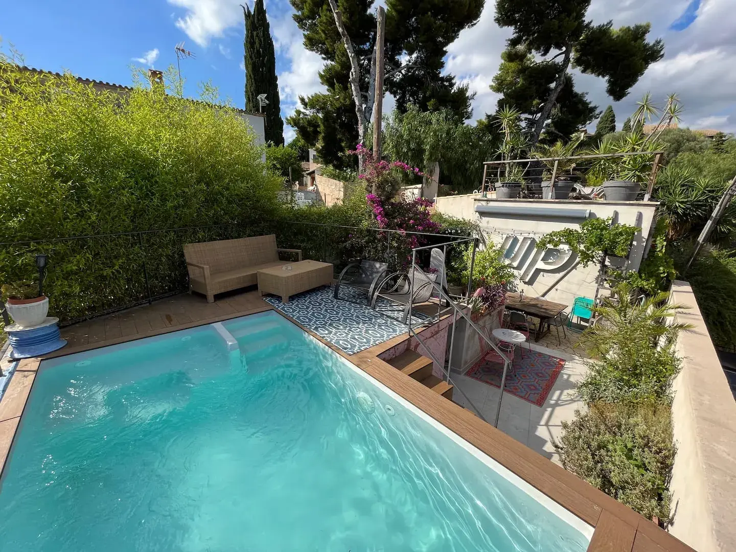 Terraza con piscina de una de las casas de BBR en Mallorca