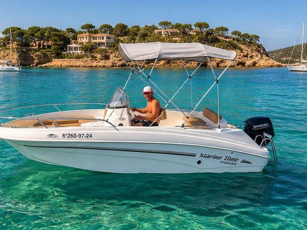 AM Marine Time 560 blanca con toldo bimini fondeada en una cala turquesa de Mallorca