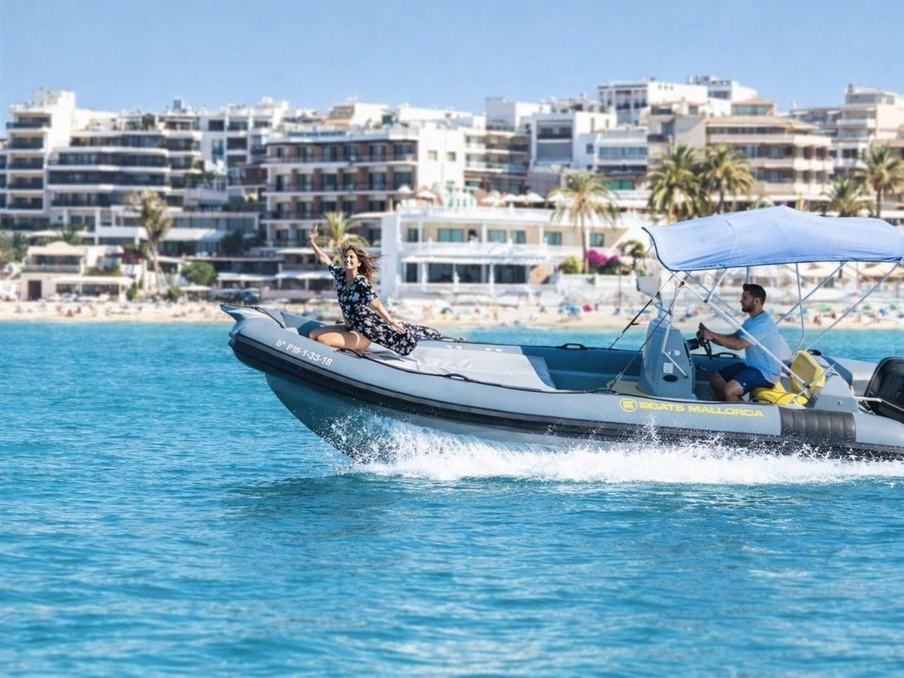 Semirrígida Arimar X760 navegando frente a la playa de Palma con dos personas a bordo