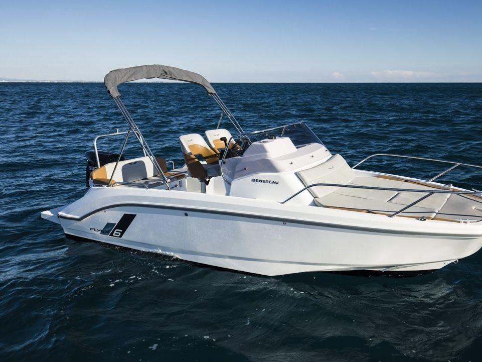 Beneteau Flyer 6 Sundeck blanca con solárium y toldo bimini en mar abierto